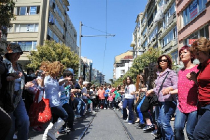 Yüzlerce kişi Bahariye Caddesi’nde bir anda dans etmeye başladı