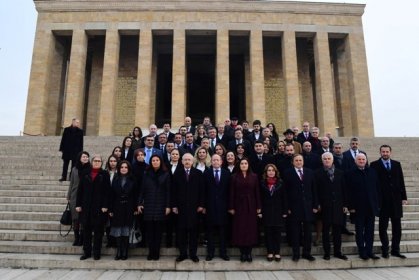 CHP'de yeni PM, ilk toplantısını Anıtkabir ziyaretinin ardından gerçekleştirdi