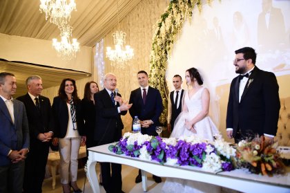 Kılıçdaroğlu, Kayseri CHP Gençlik Kolları eski Başkanı Hasan Demir ile Ceren Aydemir'in nikah törenine katıldı