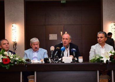 Muharrem İnce Antalya'da basın mensuplarıyla kahvaltıda buluştu