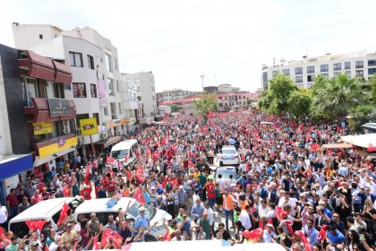 Muharrem İnce Menderes'te halkı selamladı