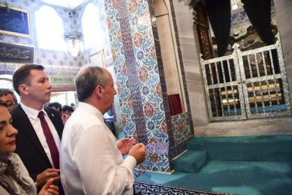 Muharrem İnce, İstanbul’da Eyüp Sultan Türbesini ziyaret etti