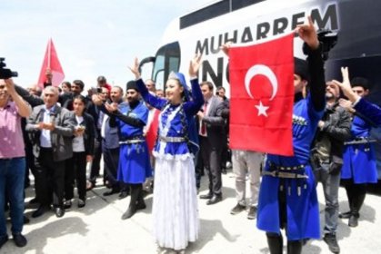 Muharrem İnce Kars Havaalanı'nda Atabarı ve bayrakla karşılandı