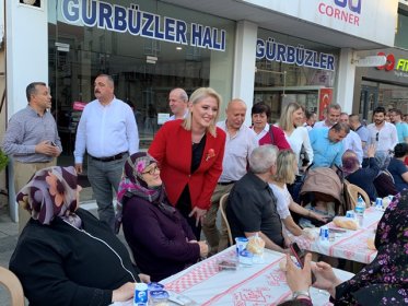 Özlem Becan, Uzunköprülüler ile iftarda bir araya geldi