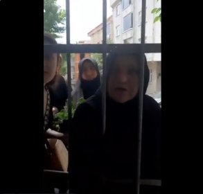 AKP'li kadınlardan, etkinliğe gelmeyen yurttaşa saldırı