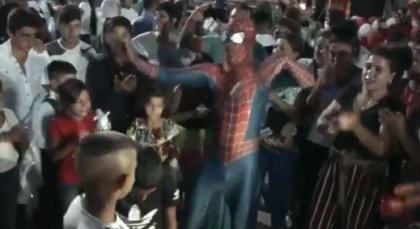 Spider Man, sünnet töreninde Roman havası oynadı!