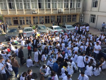 Çapa'da deprem sonrası meydana gelen hasar nedeniyle öğrenciler oturma eylemi başlattı