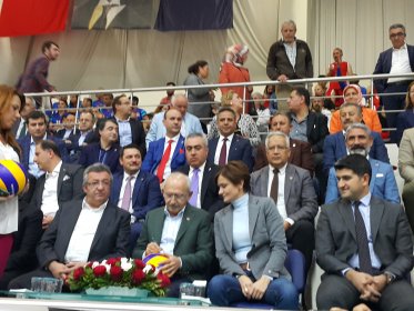 CHP Lideri Kılıçdaroğlu, İstanbul il başkanlığının düzenlediği İlçe Örgütleri Voleybol Turnuvası'nın final maçını izledi