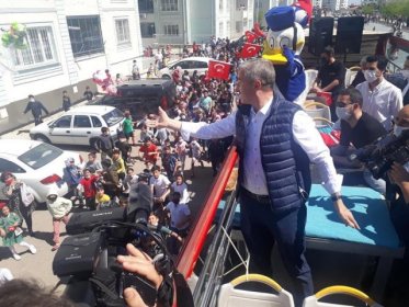 AKP'li belediye, sokağa çıkma yasağına rağmen çocukları sokağa döküp otobüsün peşinden koşturdu