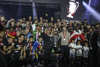 Beşiktaş Vodafone Park'ta şampiyonluk kupasını aldı