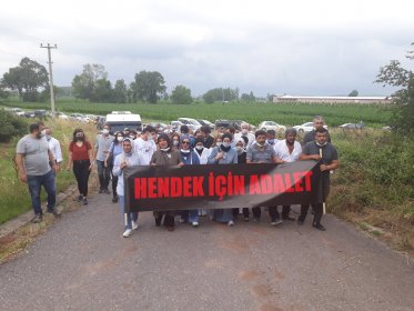 Hendek'teki katliamda hayatını kaybedenler fabrika önünde anıldı