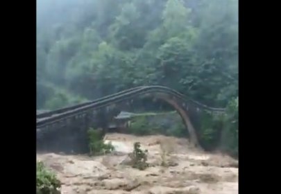 Artvin Arhavi'de tarihi çifte köprüler sel felaketine meydan okuyor