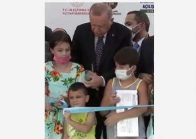 Erdoğan, kurdeleyi izinsiz kesen çocuğun kafasına vurdu