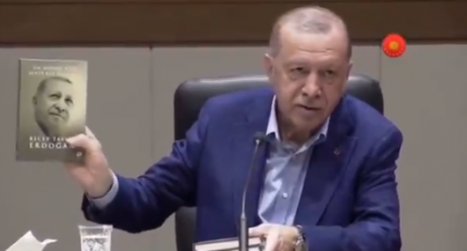 Erdoğan yazdığı kitabın Fransızca baskısını 'Bu da İngilizcesi' diye tanıttı