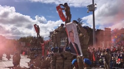 29 Ekim töreninde askerler Erdoğan posteri açtı