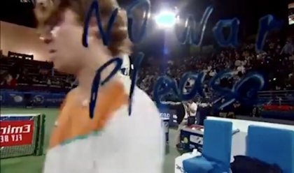 Rus tenisçi maç sonrası çekim yapan kameraya; 'Savaşa Hayır Lütfen' yazdı