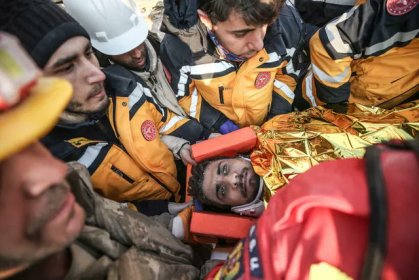 Antakya'da depremin 149. saatinde 35 yaşındaki Mustafa Sarıgül enkazdan canlı çıkarıldı