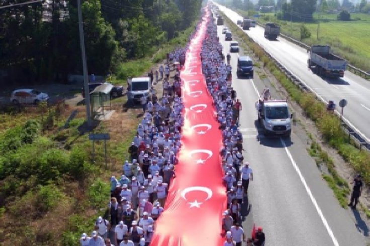 Adalet Yürüyüşü'nde 1011 metrelik bayrak açıldı