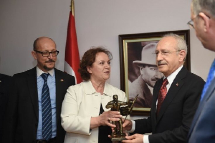 Başkanı Kemal Kılıçdaroğlu, İzmir Gazeteciler Cemiyetini ziyaret etti