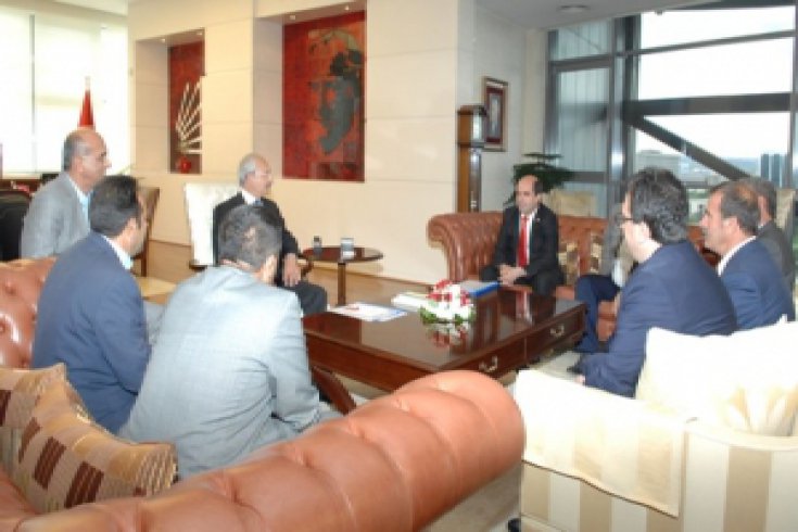 CHP Genel Başkanı Kemal Kılıçdaroğlu, Anadolu Köy Korucuları ve Şehit Aileleri Konfederasyonu Başkanı ve Yönetim Kurulu Üyeleri'ni kabul etti.