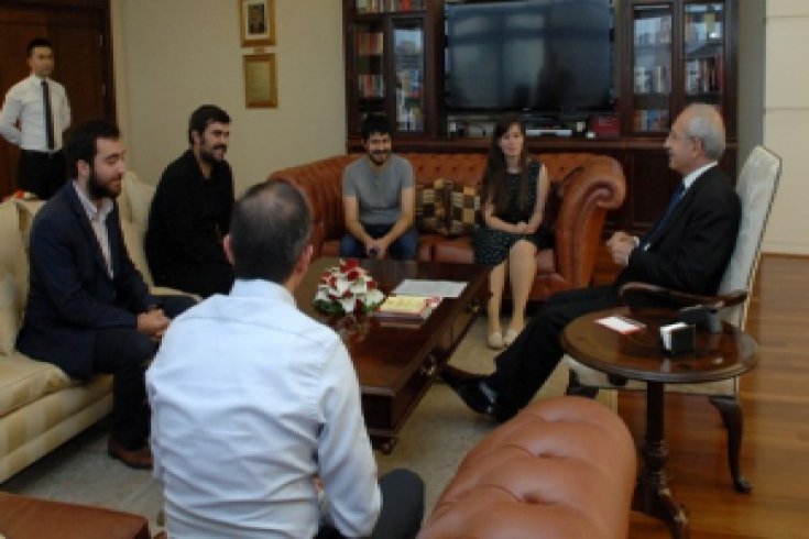 CHP Genel Başkanı Kemal Kılıçdaroğlu Fikir Kulüpleri Federasyonu temsilcilerini makamında kabul etti