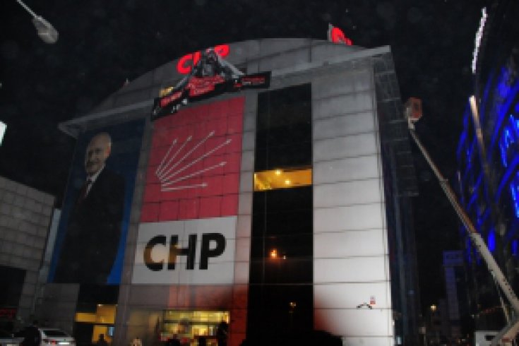 CHP ile Polis arasında pankart gerilimi