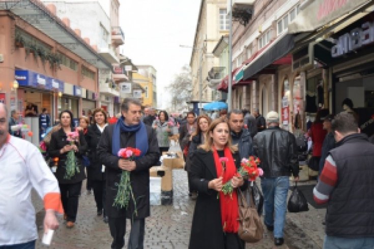 CHP'liler Kemeraltı’nda Karanfil dağıttı