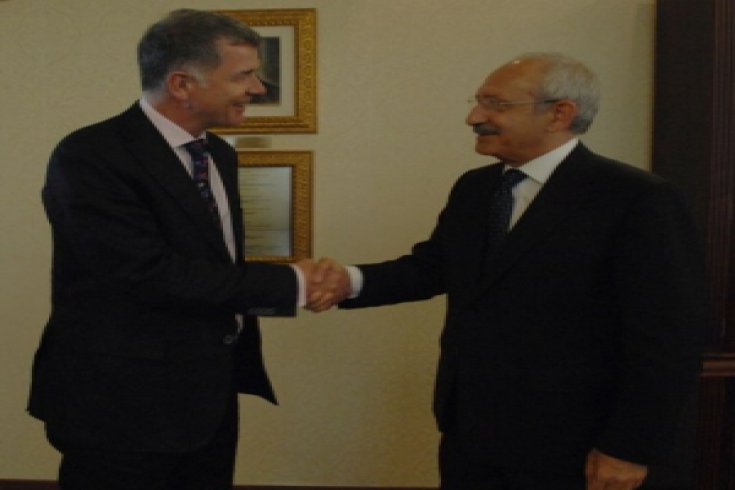 Kılıçdaroğlu, İngiltere Büyükelçisi Richard Moore'u Genel Merkez'deki makamında kabul etti.