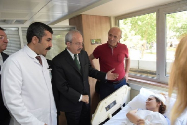 Kılıçdaroğlu, bombalı saldırıda yaralananları ziyaret etti
