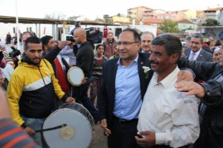 Kırmızı Plaka Roman Mahallelerini geziyor