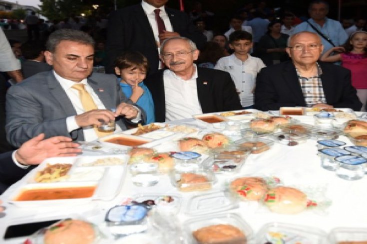 Kemal Kılıçdaroğlu, Ankara Yenimahalle Ragıp Tüzün Parkı'ndaki iftar programına katıldı, iftarını binlerce Yenimahalleli ile açtı.