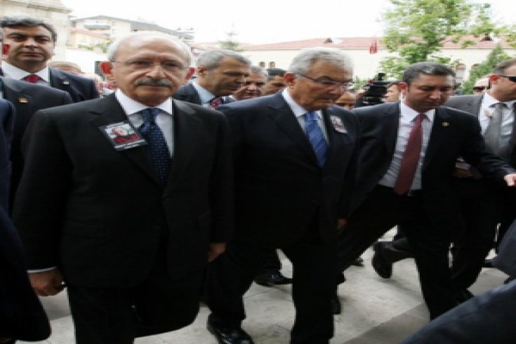 Kemal Kılıçdaroğlu ,Cüneyt Arcayürek'in cenaze törenine katıldı