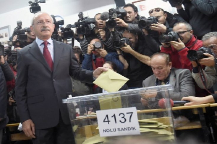 Kılıçdaroğlu, ailesiyle birlikte oyunu kullandı