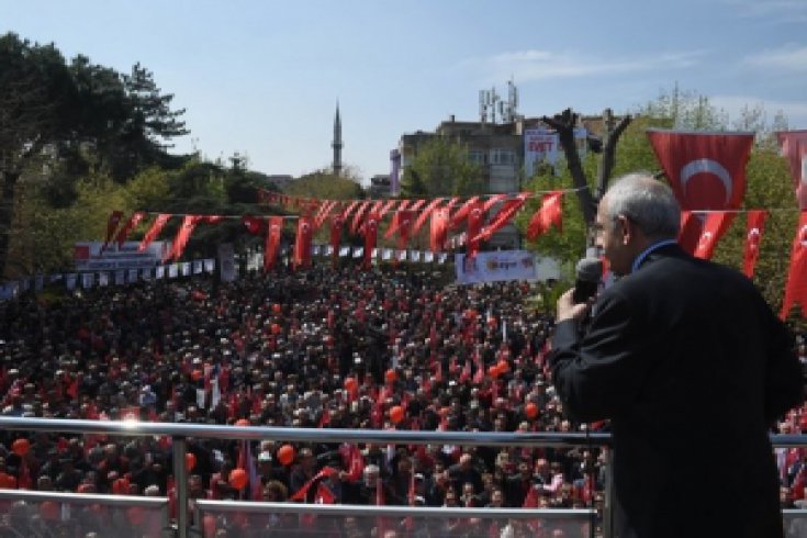 Kılıçdaroğlu, Balıkesir'in Gönen ilçesinde halkla bir araya geldi