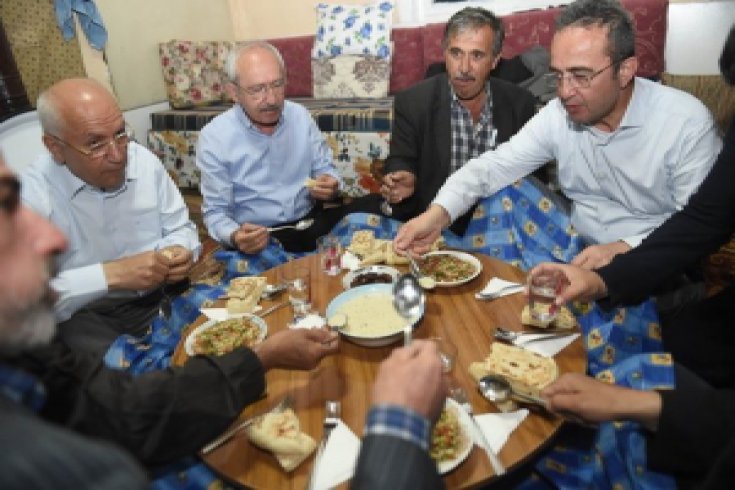 Kılıçdaroğlu, Bulak Köyü'nde Köprücüoğlu ailesinin iftar sofrasında