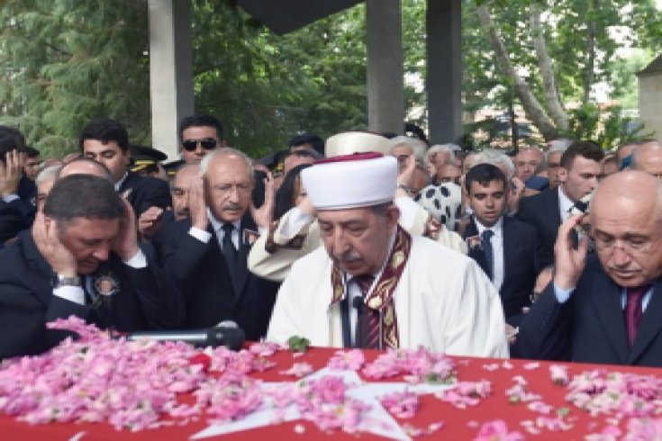 Kılıçdaroğlu, Demirel'in Isparta'nın memleketinde düzenlenen cenaze namazı ve defin törenine katıldı