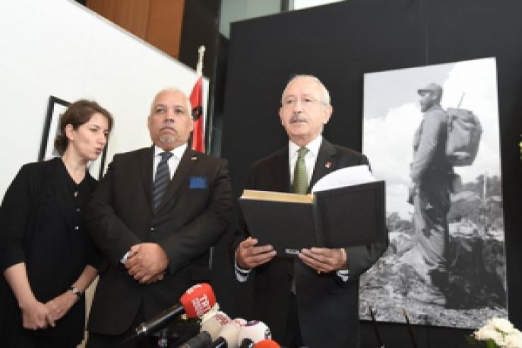 Kılıçdaroğlu, elçilikte Fidel Castro adına açılan taziye defterini imzaladı
