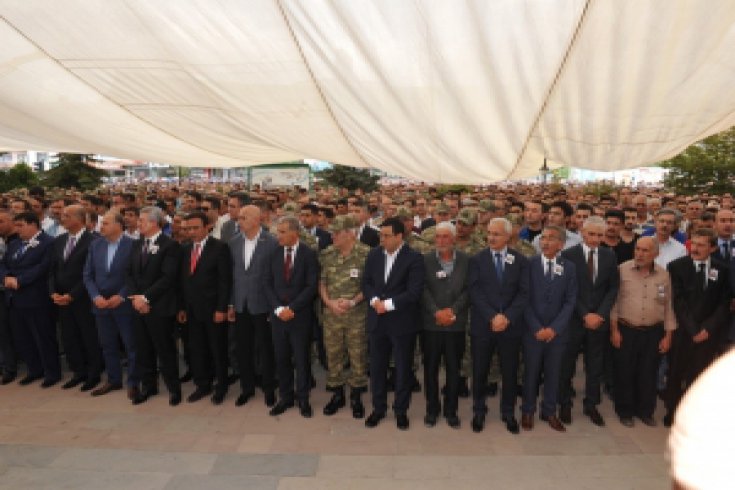Kılıçdaroğlu, Erzincan'da Er Fatih Çaybaşı'nın cenaze törenine katıldı