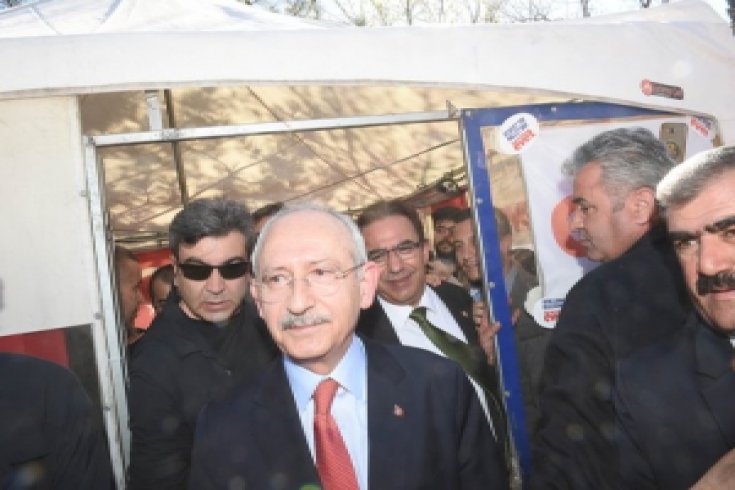 Kılıçdaroğlu, 'evet' çadırını ziyaret etti