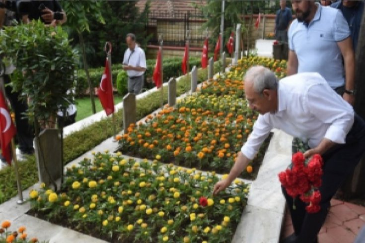 Kılıçdaroğlu, İlk Kadın Belediye Başkanı Leyla Atakan'ın mezarını ziyaret etti