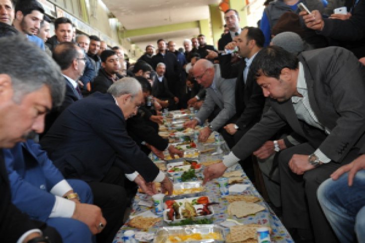 Kılıçdaroğlu Şanlıurfa’da kahvaltısını sebze halinde esnafla yaptı