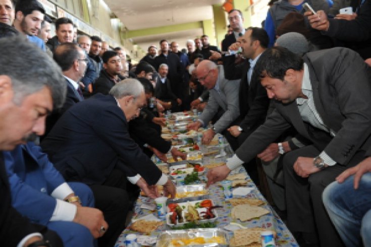 Kılıçdaroğlu Şanlıurfa’da kahvaltısını sebze halinde esnafla yaptı