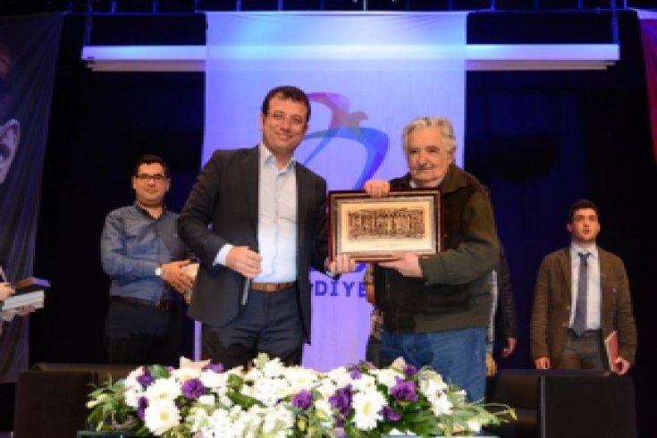 Mujica, Beylikdüzü'nde Aykırı Sorulara yanıt verdi