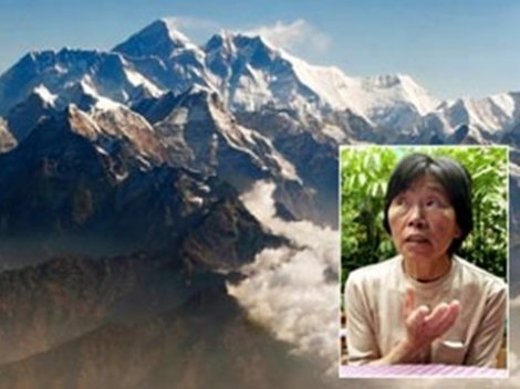 73 yaşında Everest'e tırmandı