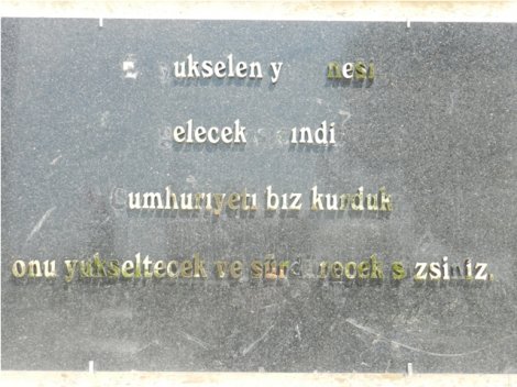 Atatürk Anıtı'ndaki Yazıları Söktüler