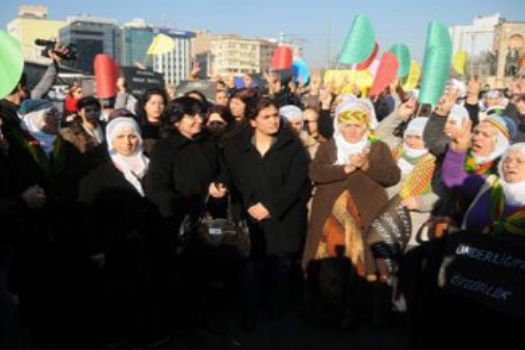BDP'li kadınlardan Uludere protestosu