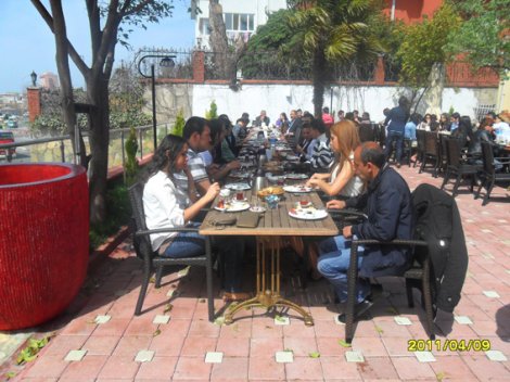 CHP Kartal Gençlik Örgütü kahvaltıda bir araya geldi