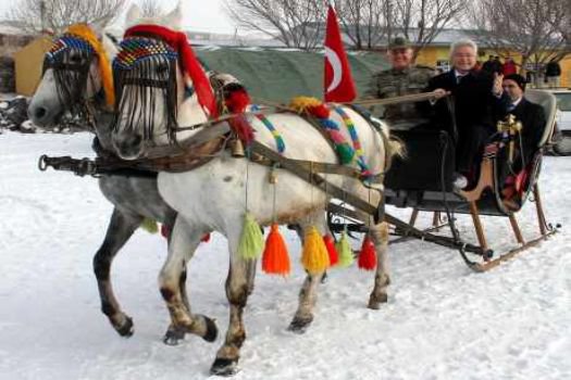 Çıldır'da kızak gösterisi