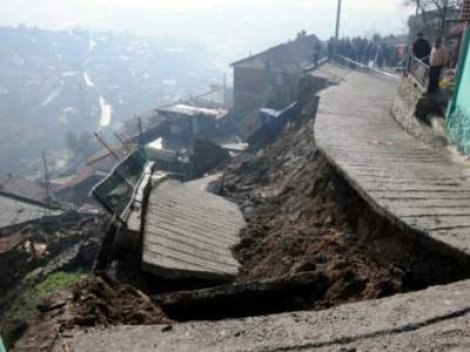 Çin'de toprak kayması: 16 ölü