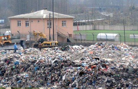 Çöp Kokusu Maçı İptal Ettirdi!